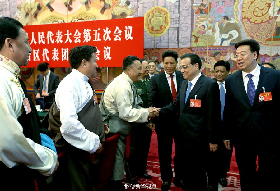 李克強(qiáng)參加西藏代表團(tuán)審議：民族團(tuán)結(jié)要像糌粑和糍粑那樣捏成團(tuán)、聚成團(tuán)、抱成團(tuán)