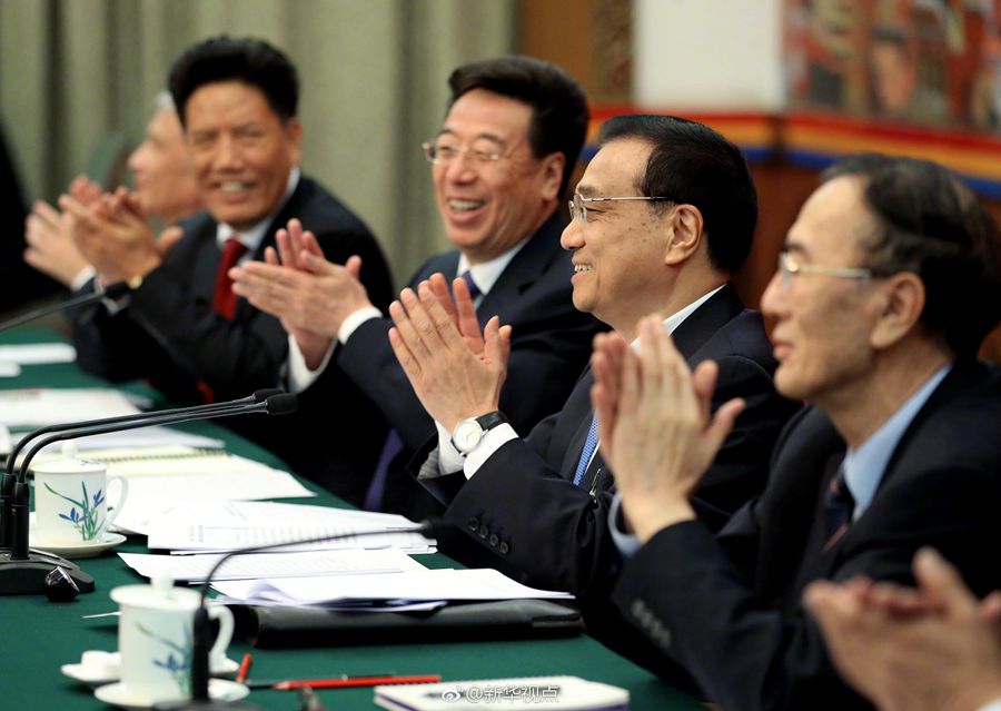 李克強(qiáng)參加西藏代表團(tuán)審議：民族團(tuán)結(jié)要像糌粑和糍粑那樣捏成團(tuán)、聚成團(tuán)、抱成團(tuán)