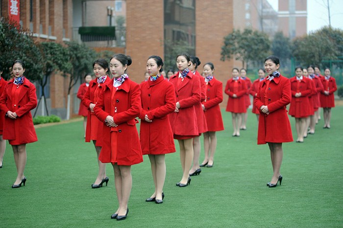 女生節(jié)準空姐操場擺巨型