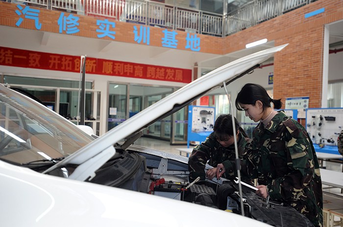 女生節(jié)準空姐操場擺巨型