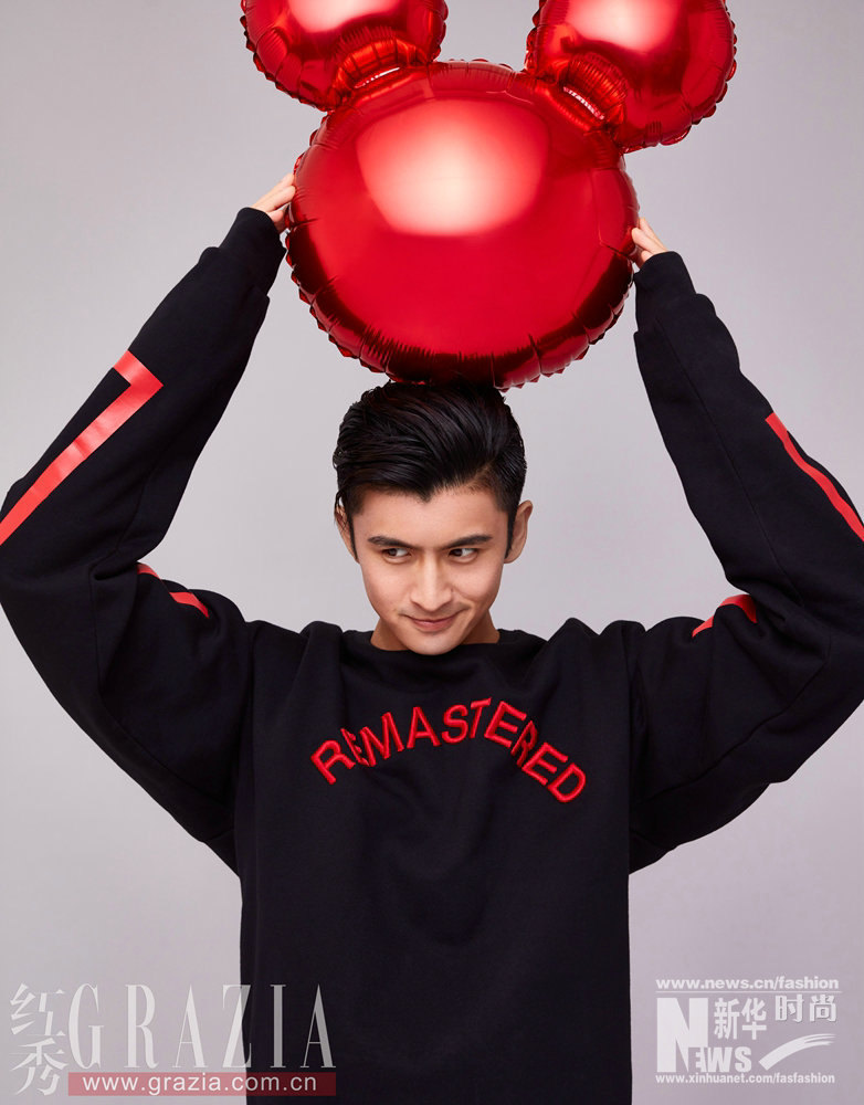 張?jiān)讫堊钚麓笃砣瓝羰?捧米奇氣球盡顯力量與溫暖