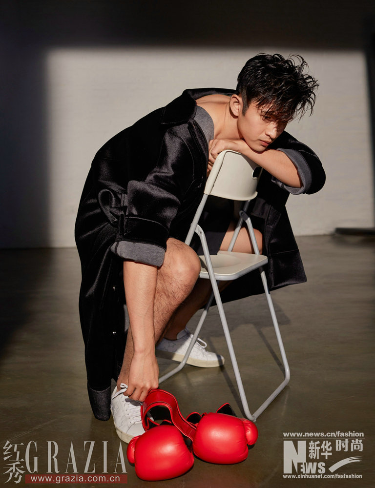 張云龍最新大片化身拳擊手 捧米奇氣球盡顯力量與溫暖