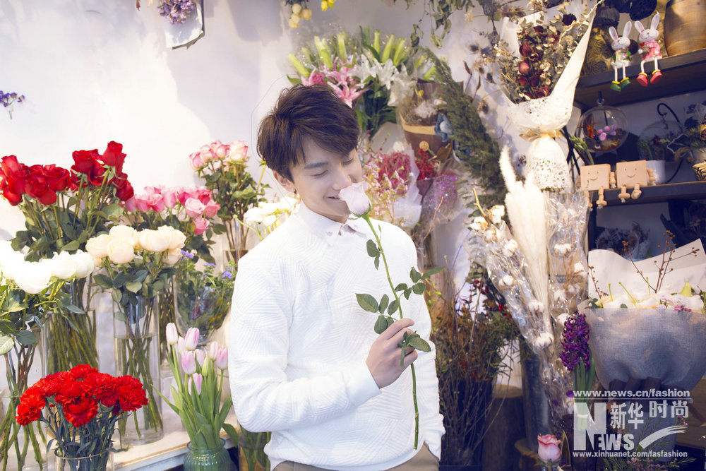 牛駿峰時尚大片曝光 清新暖男花中示愛