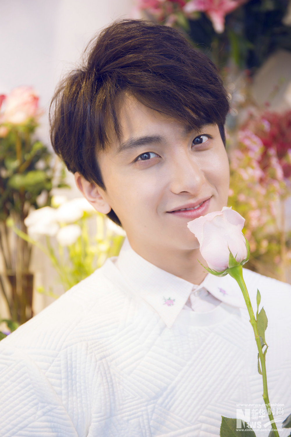 牛駿峰時(shí)尚大片曝光 清新暖男花中示愛