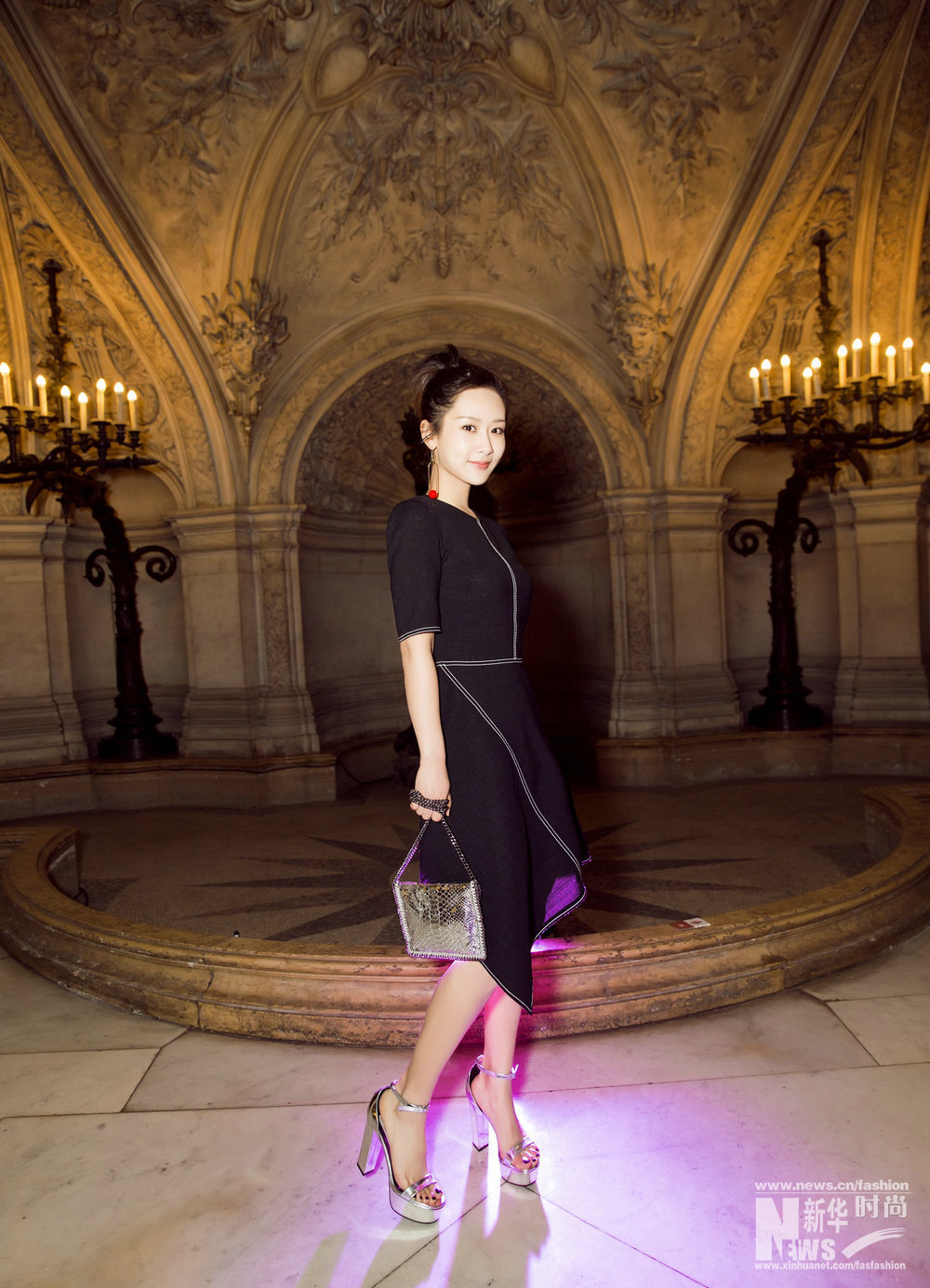 楊紫時裝周獻首秀 高馬尾櫻桃紅別針清新靈動