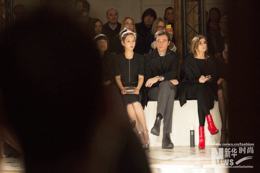 楊紫時(shí)裝周獻(xiàn)首秀 高馬尾櫻桃紅別針清新靈動(dòng)