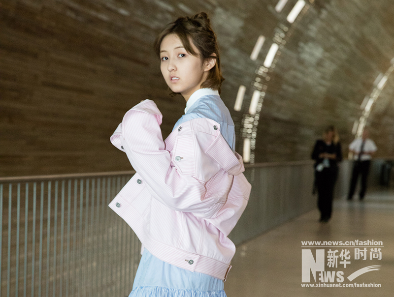 張子楓巴黎時裝周回程 粉牛仔配藍條紋 可愛清新