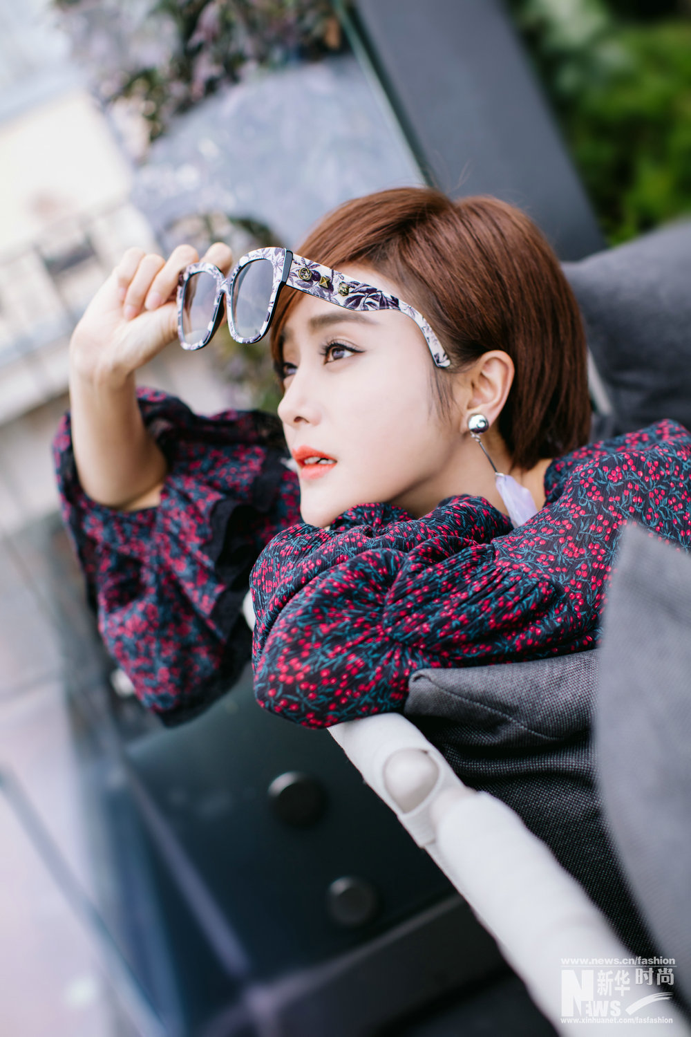 秦嵐街拍荷葉袖搭紅色綁帶高跟鞋 干練又小清新