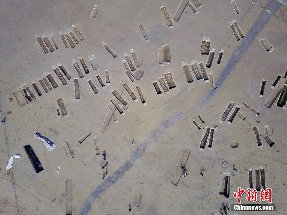 成都發掘近200座春秋至戰國時期船棺墓群