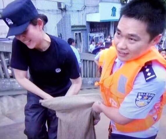 警察夫妻同年同月同日生 結婚7年僅有一張全家福