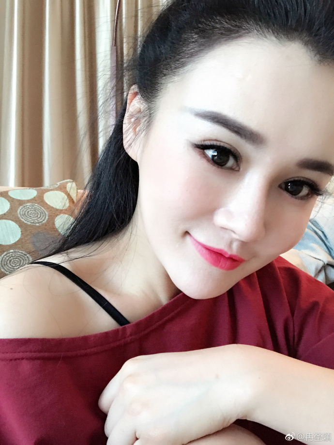 鄒市明嬌妻冉瑩穎曬自拍美照 表情俏皮【圖】