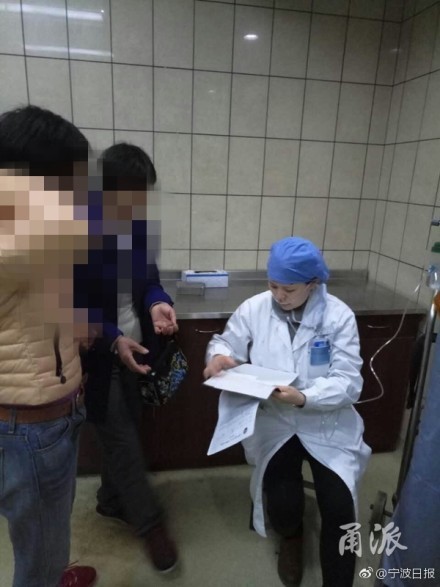 懷孕七月準媽媽醫生邊吸氧邊給人看病（圖）