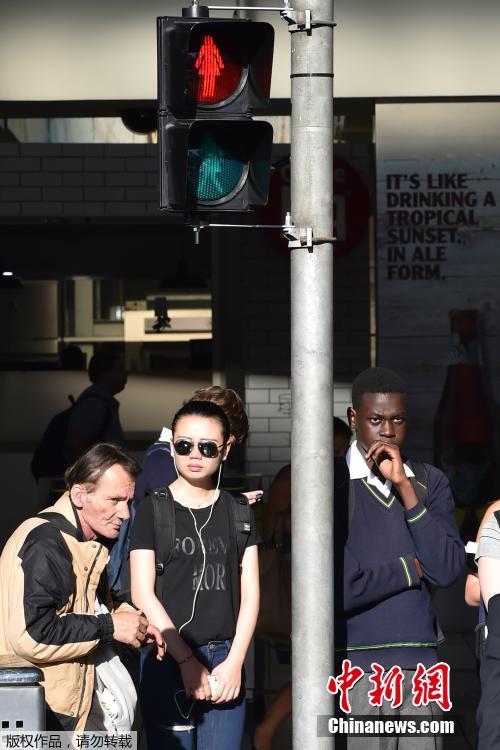 迎接?jì)D女節(jié) 墨爾本紅綠燈上的小人變了樣