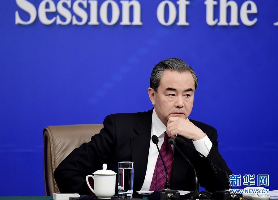 王毅聽(tīng)記者提問(wèn)