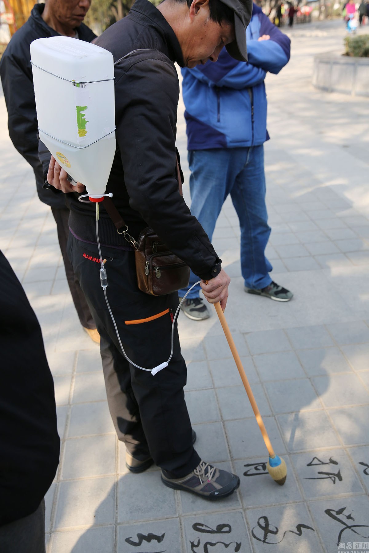 退休教師背水桶練毛筆字 自動下水寫地書