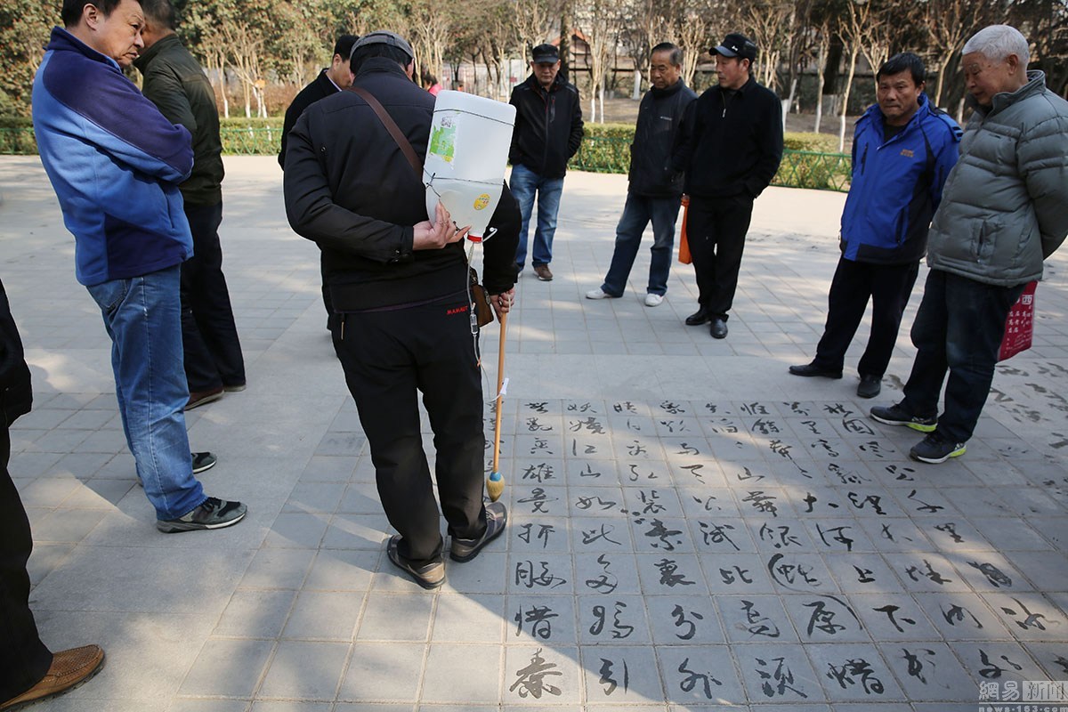 退休教師背水桶練毛筆字 自動下水寫地書