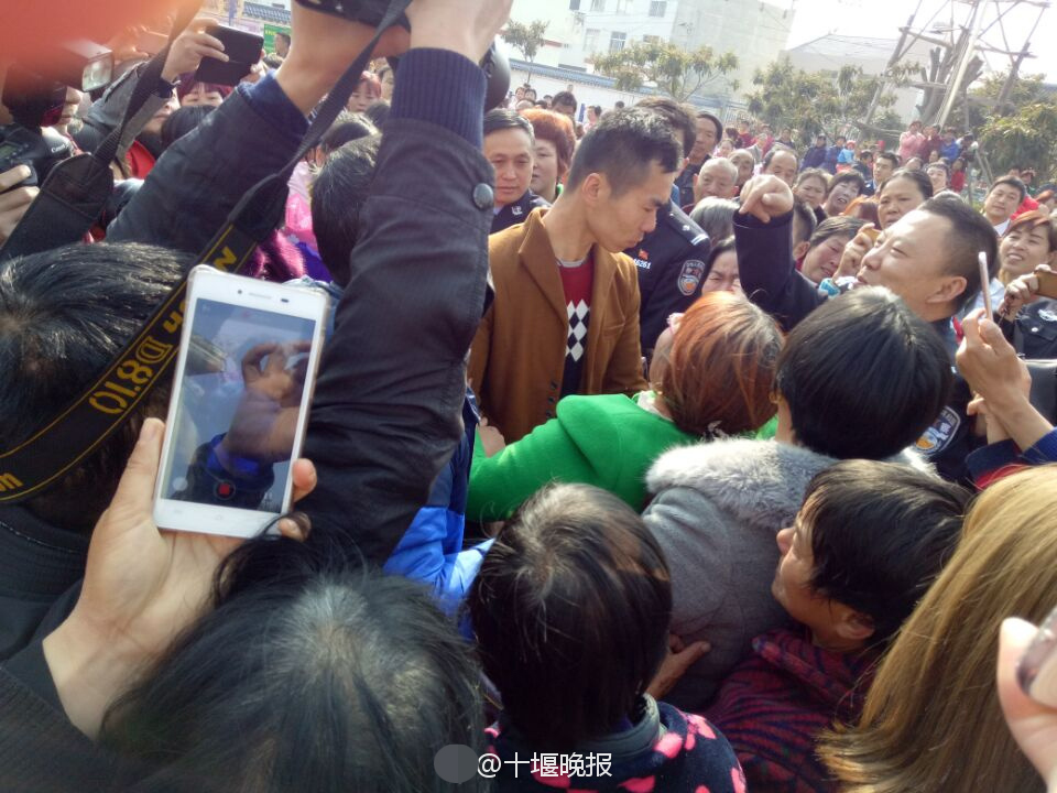 時(shí)隔20年 被拐男子與母親痛哭擁抱