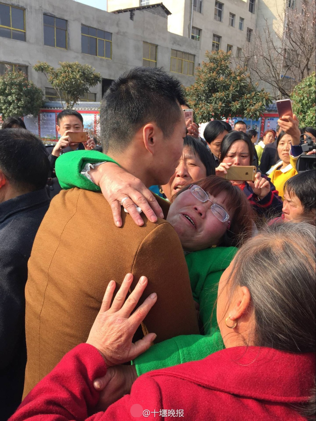 時(shí)隔20年 被拐男子與母親痛哭擁抱