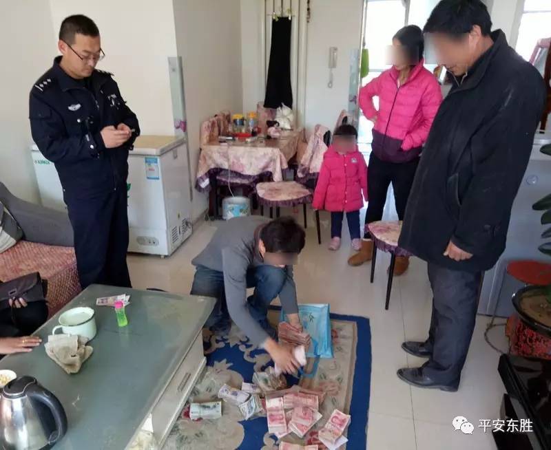 年度最心大先生將17萬(wàn)錯(cuò)當(dāng)垃圾丟掉，拾荒老人如數(shù)歸還