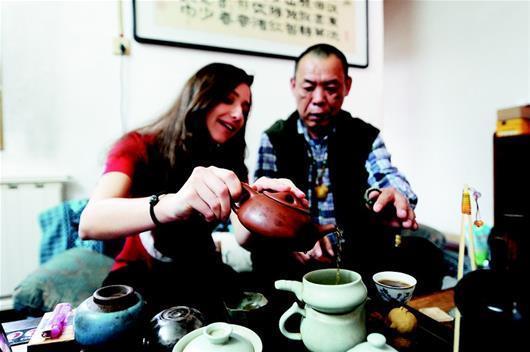 美女留學(xué)生來(lái)中國(guó)學(xué)武術(shù) 課外做主播