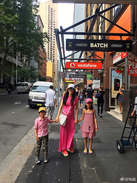 張庭曬幸福合影 三八節(jié)深情告白家人(圖)