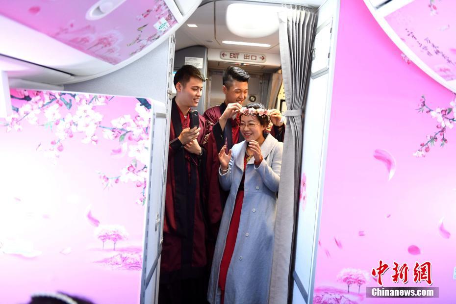 三八節 廈航“暖男”空乘打造“十里桃林”夢幻機艙[組圖]