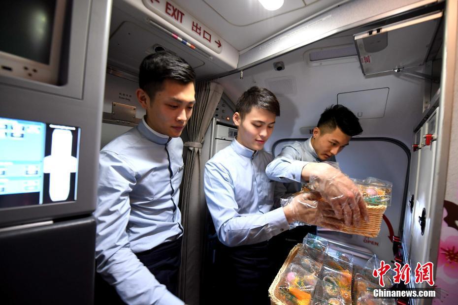 三八節(jié) 廈航“暖男”空乘打造“十里桃林”夢幻機(jī)艙[組圖]