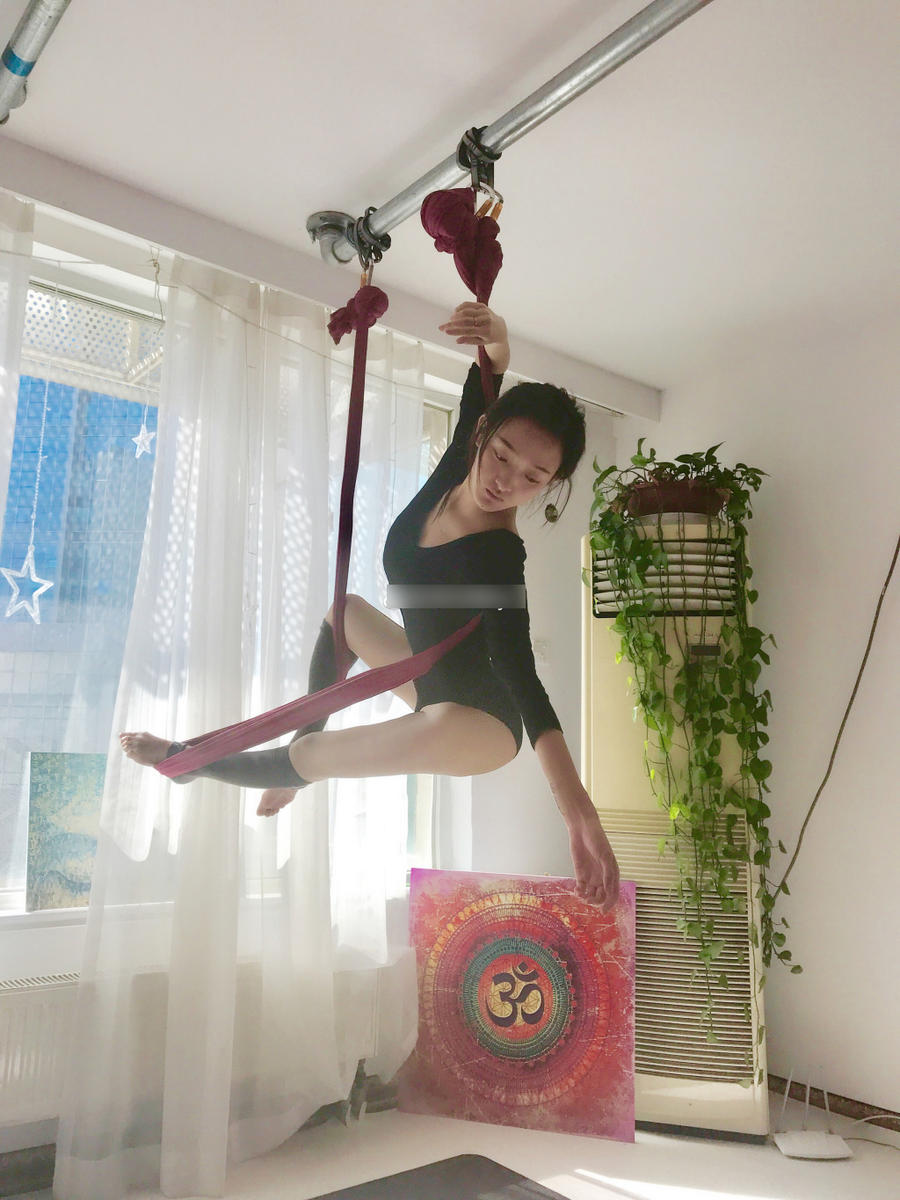 95后女生酷愛瑜伽 空中秀高難動作[組圖]
