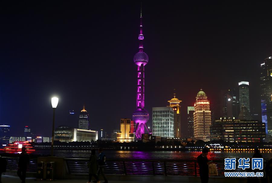 上海：東方明珠點(diǎn)亮粉紅燈光慶“三八”(組圖)