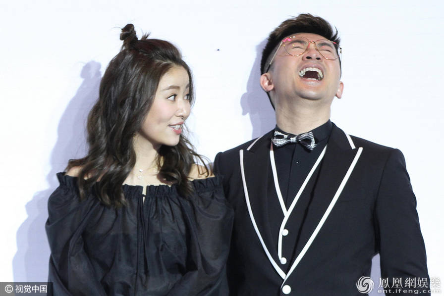 林心如產后與蘇有朋再合體 捂嘴甜笑婚戒超搶鏡