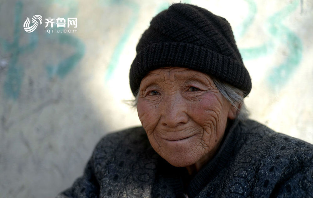 七旬老太賣菜養家 每日往返60公里