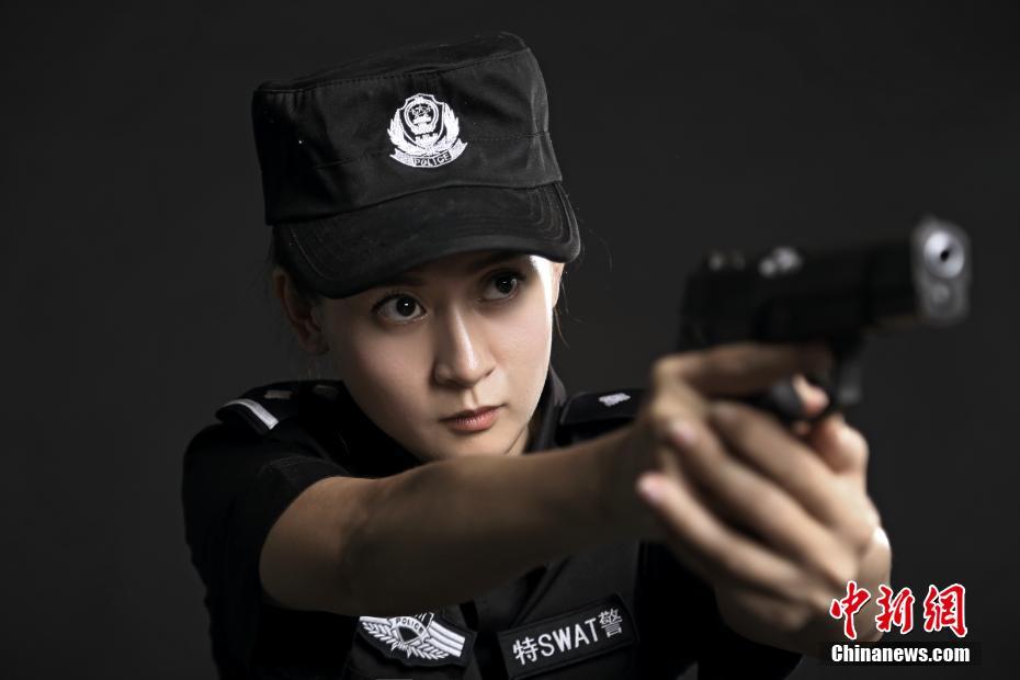 四川80后女特警不愛(ài)紅妝愛(ài)武裝