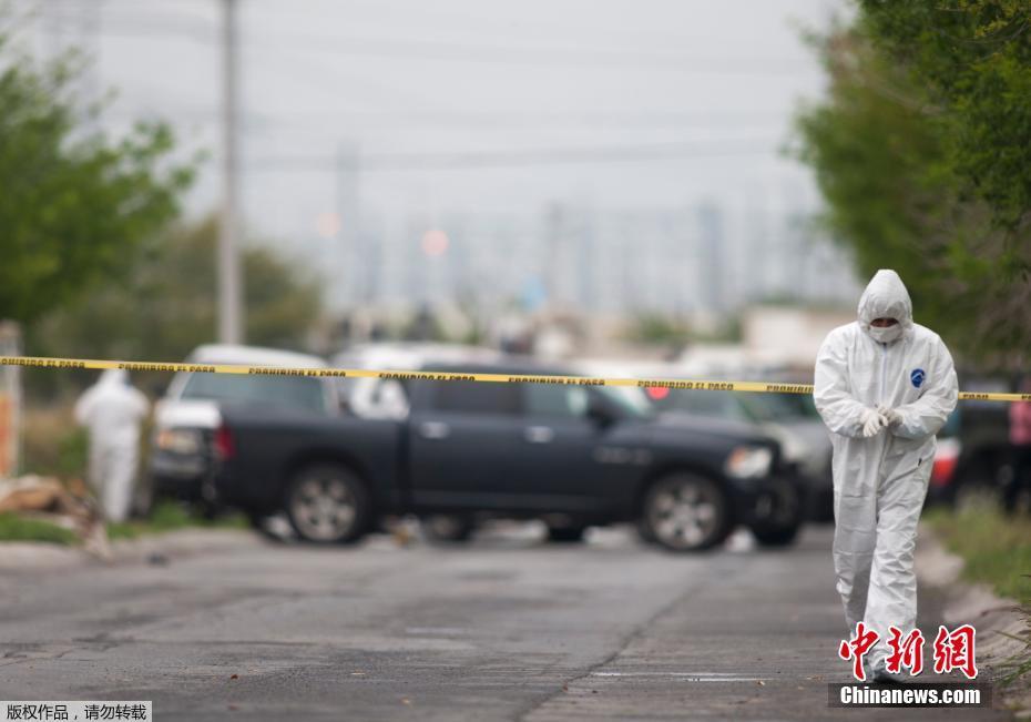 墨西哥一卡車內(nèi)發(fā)現(xiàn)8具尸體 法醫(yī)現(xiàn)場調(diào)查
