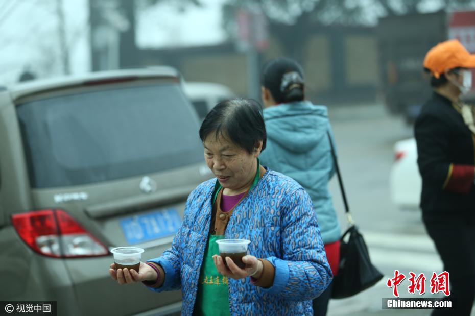 重慶一女老板施粥近2萬(wàn)碗 感念鄰居曾相助