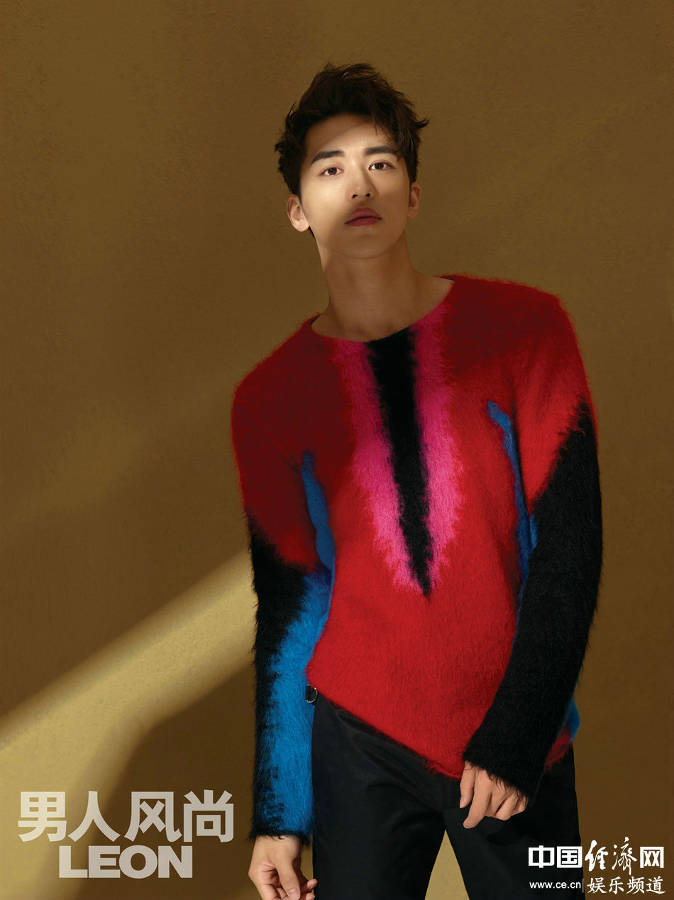 許魏洲最新封面大片曝光 眼神堅(jiān)定盡展多變魅力