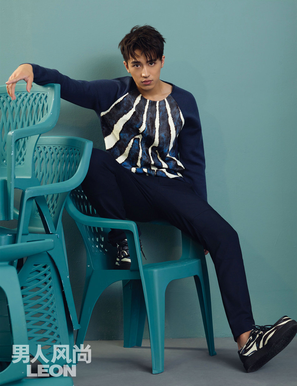 許魏洲最新封面大片曝光 眼神堅定盡展多變魅力