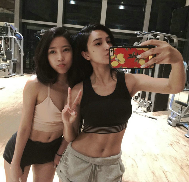 美女神似“Angelababy” 與閨蜜健身照爆紅網絡（組圖）
