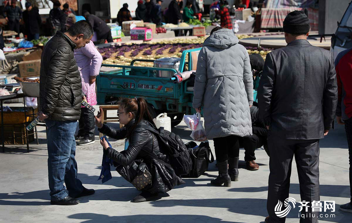 山東威海一女大學(xué)生賣鞋油 半天竟為300多人擦鞋！