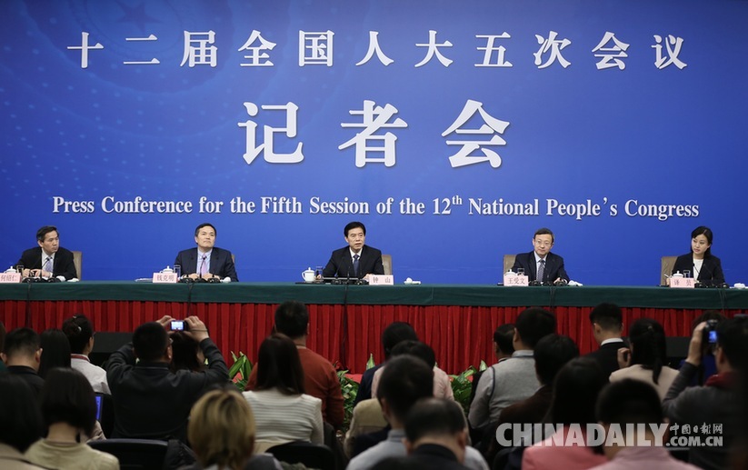 商務部部長鐘山就“改革開放調(diào)結(jié)構(gòu) 創(chuàng)新驅(qū)動促發(fā)展”答記者問