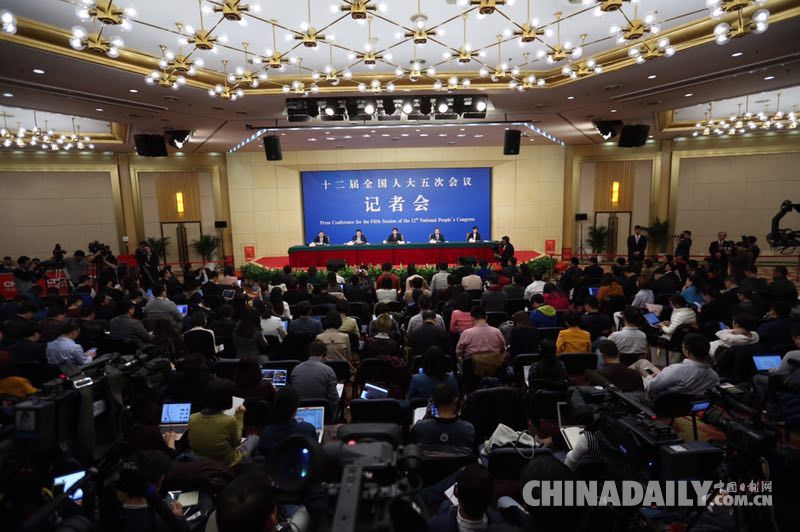 商務部部長鐘山就“改革開放調結構 創(chuàng)新驅動促發(fā)展”答記者問