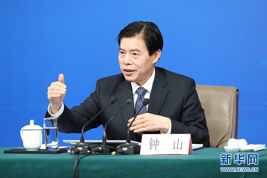 鐘山：少量企業走出去存在盲目、非理性行為 要進行監管