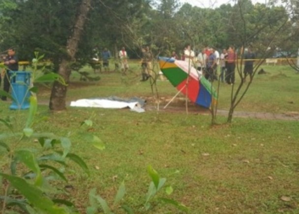 馬來(lái)西亞：夫婦結(jié)伴散步遭雷擊 雙雙身亡