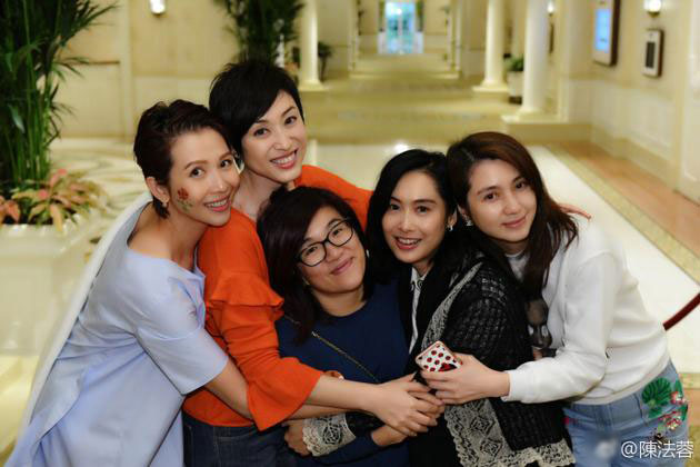 洪欣朱茵蔡少芬陳法蓉相擁合影 網友：一群天仙！