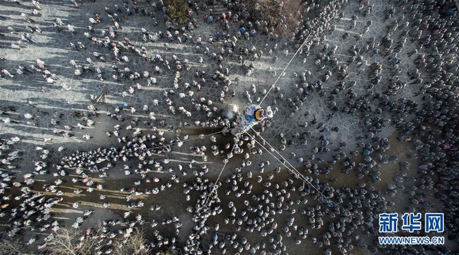 近萬名群眾參加西藏豎經幡柱拋撒糌粑祈福活動（組圖）