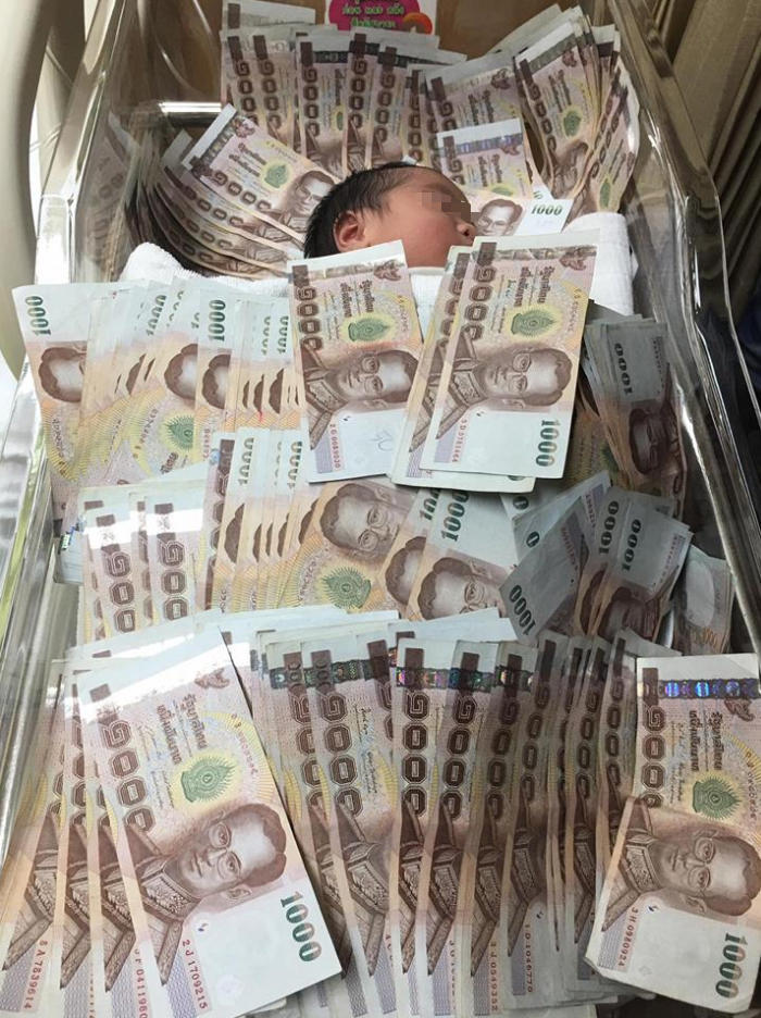 嬰兒蓋40萬(wàn)現(xiàn)金睡 網(wǎng)友：炫富讓娃睡細(xì)菌堆？【圖】