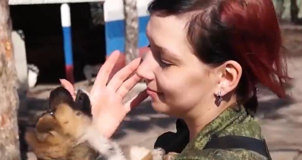 俄媒曝光美女坦克部隊 顏值與戰斗力成正比