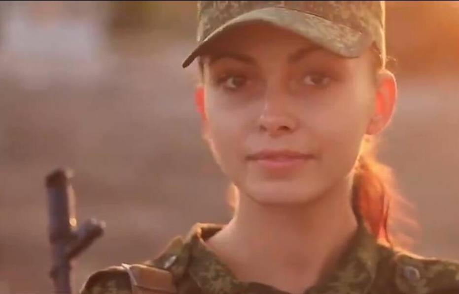 俄媒曝光美女坦克部隊 顏值與戰斗力成正比