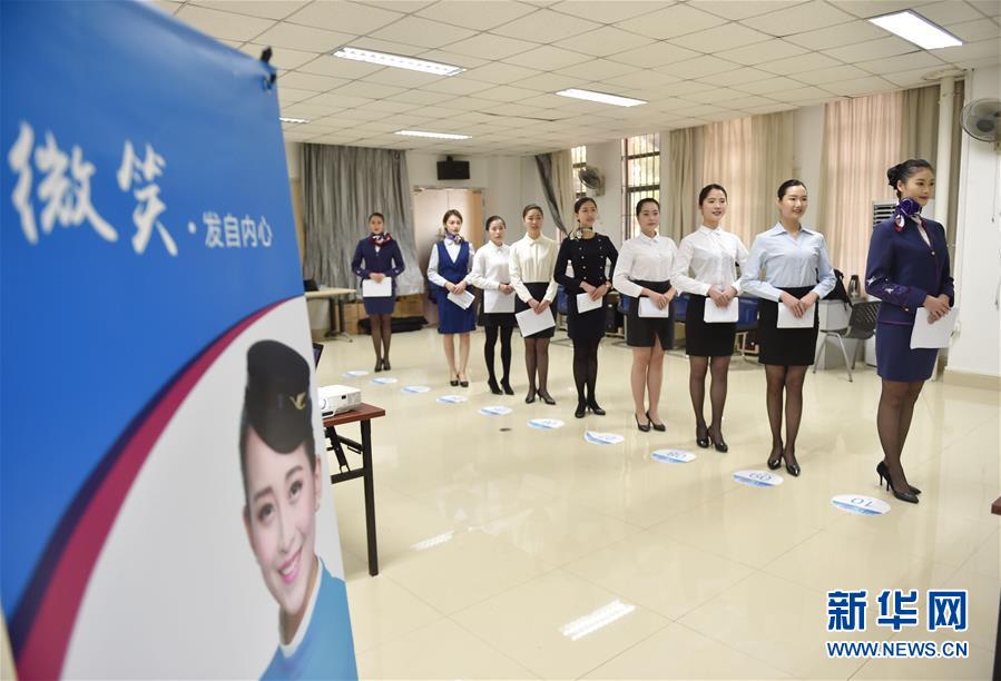 校園招聘空乘場面火爆[組圖]