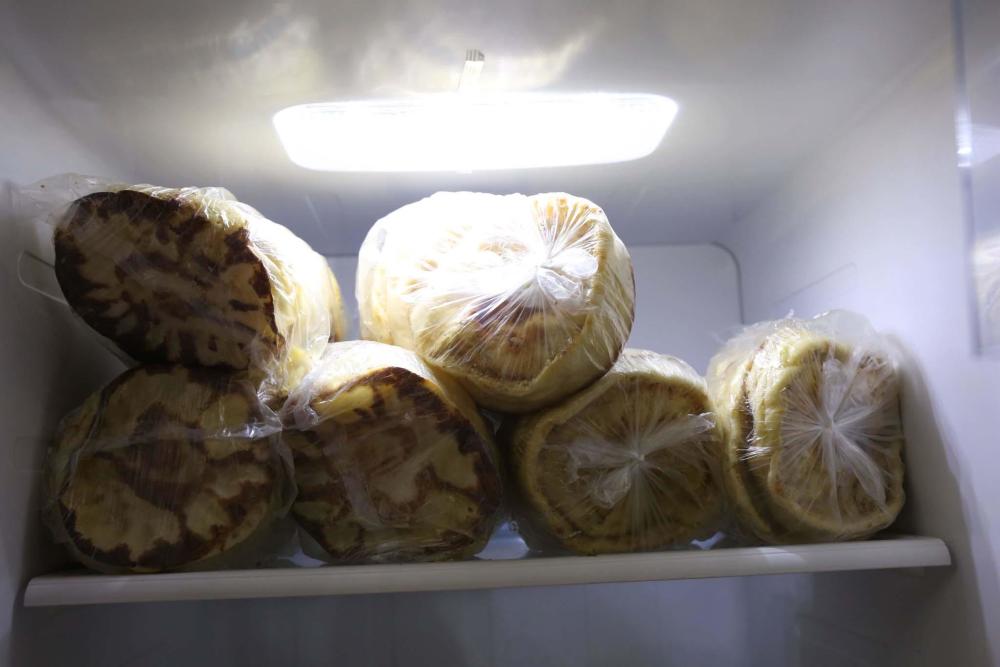 女兒遠嫁 父母跨越數(shù)千里為她背來了這些(組圖)