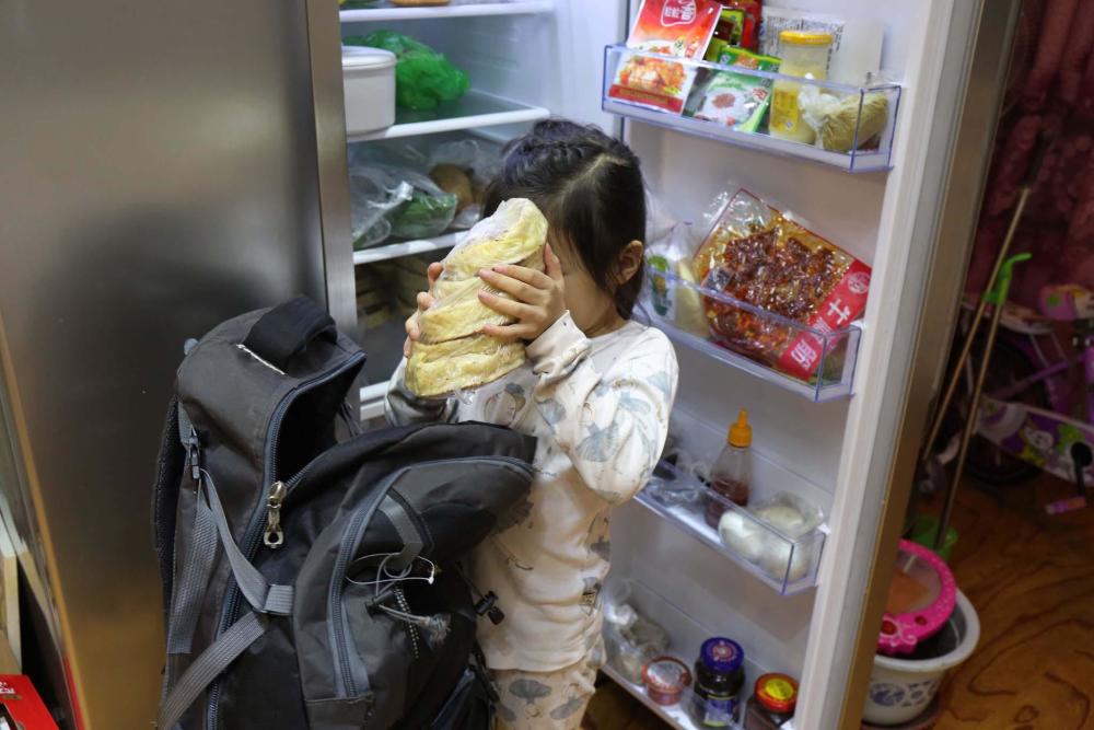 女兒遠(yuǎn)嫁 父母跨越數(shù)千里為她背來(lái)了這些(組圖)